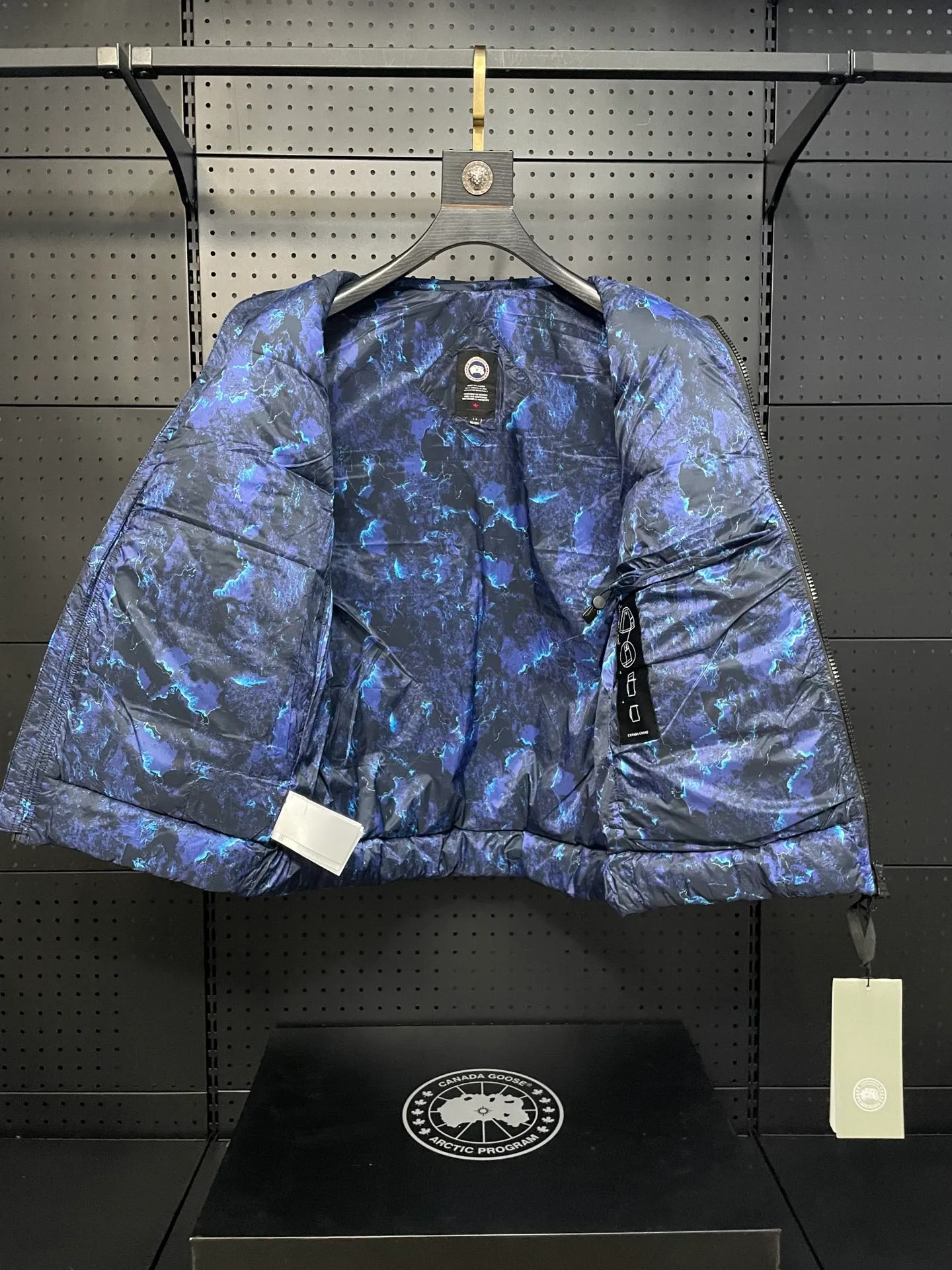 P560 Canadian brand CanadaGoose men's and women's CROFTON lightweight down vest 2229M DWR water-repellent treatment WindWall windproof fabric 700 fleece filling original mold opening details one to one production The upper body effect is stunning Exclusively available on the Xiaohongshu purchasing platform The highest version on the market Size: XS S M L XL XXL